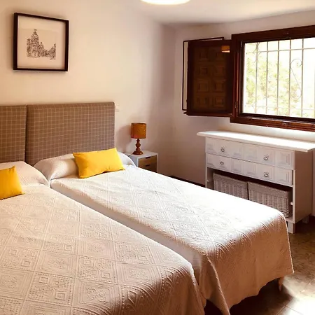 Con Piscina En - Pass The Keys